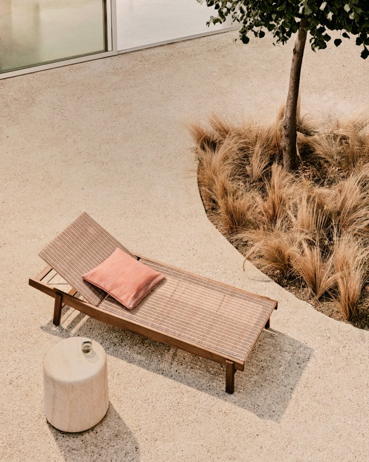 KAVE HOME Itani solstol i FSC 100 % heltre akasie og syntetisk rotting