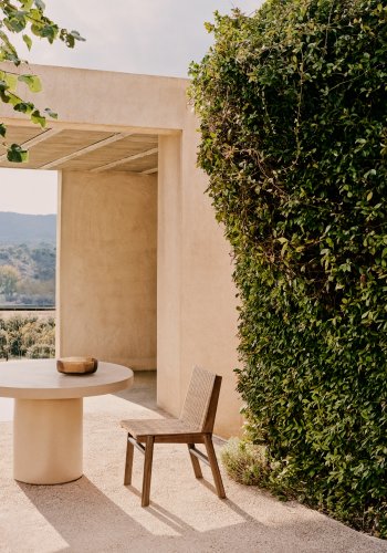 KAVE HOME Itani-stol i FSC 100 % heltre akasie og syntetisk rotting