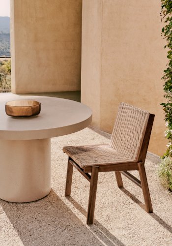 KAVE HOME Itani-stol i FSC 100 % heltre akasie og syntetisk rotting