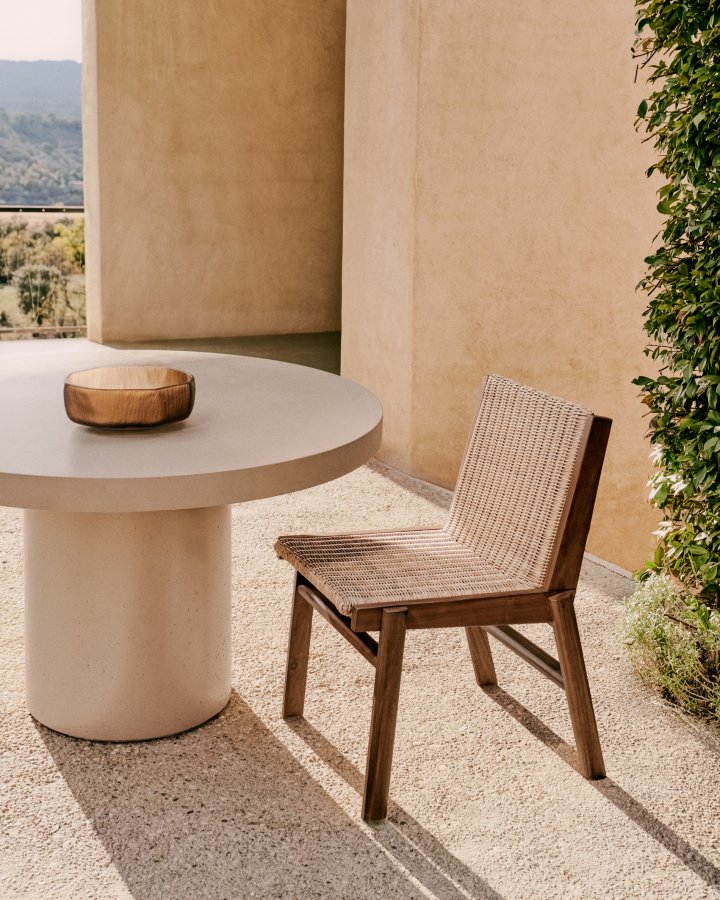 KAVE HOME Itani-stol i FSC 100 % heltre akasie og syntetisk rotting