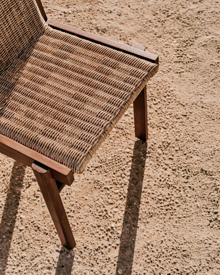 KAVE HOME Itani-stol i FSC 100 % heltre akasie og syntetisk rotting