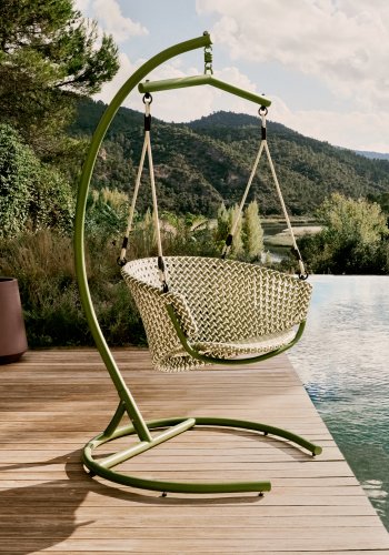 KAVE HOME Saliga grnn hengende lenestol med aluminiumsbase og syntetisk rotting