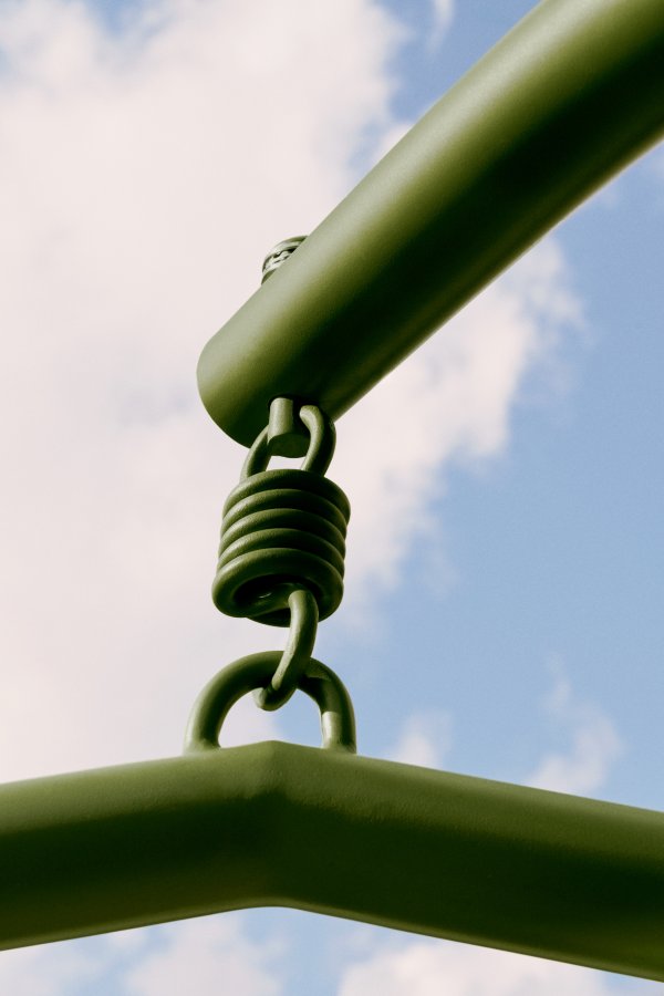 KAVE HOME Saliga grnn hengende lenestol med aluminiumsbase og syntetisk rotting