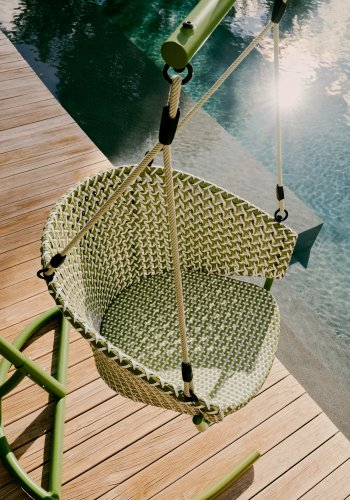 KAVE HOME Saliga grnn hengende lenestol med aluminiumsbase og syntetisk rotting