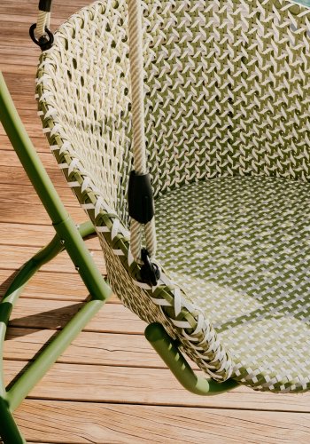 KAVE HOME Saliga grnn hengende lenestol med aluminiumsbase og syntetisk rotting