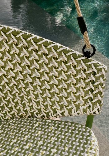 KAVE HOME Saliga grnn hengende lenestol med aluminiumsbase og syntetisk rotting