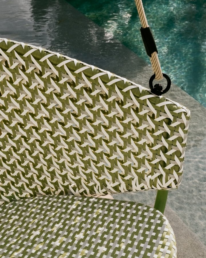 KAVE HOME Saliga grnn hengende lenestol med aluminiumsbase og syntetisk rotting