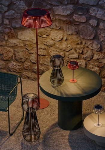 KAVE HOME Aldet utendrs solcelledrevet gulvlampe i terrakotta med tauledning 46 cm