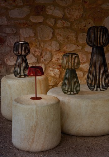 KAVE HOME Reiba solcelledrevet bordlampe i svart metall