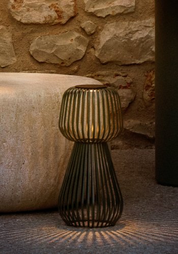 KAVE HOME Reiba solcelledrevet bordlampe i grnt metall