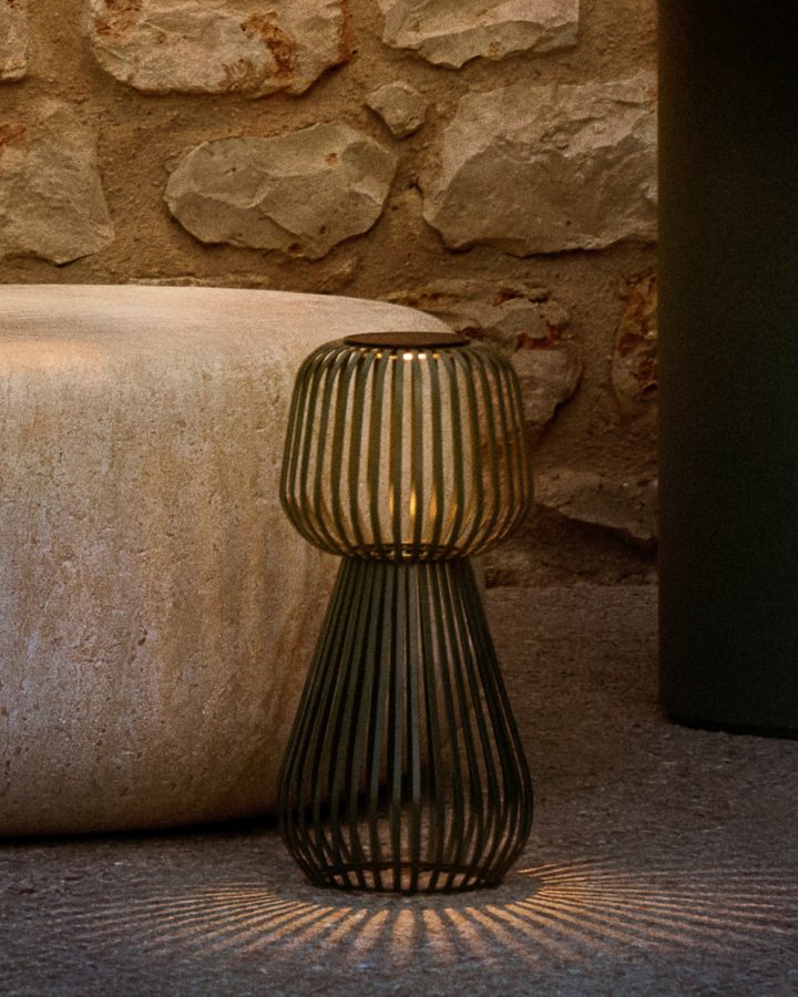 KAVE HOME Reiba solcelledrevet bordlampe i grnt metall