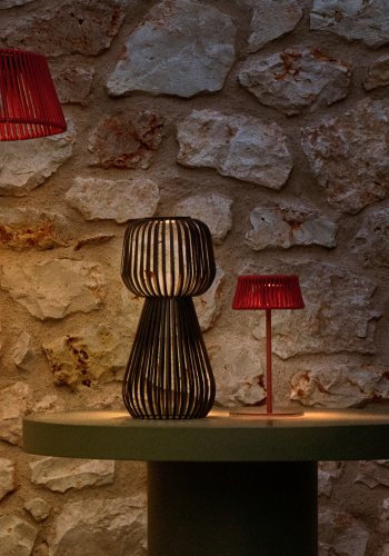 KAVE HOME Reiba solcelledrevet bordlampe i svart metall