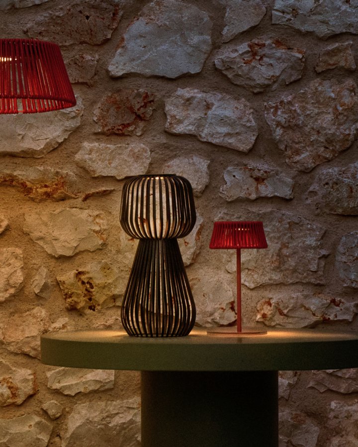 KAVE HOME Reiba solcelledrevet bordlampe i svart metall