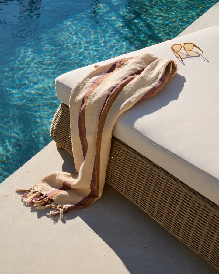 KAVE HOME Meria dobbel solseng i syntetisk rotting med ben i FSC 100 % heltre akasie