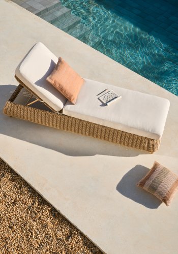 KAVE HOME Meria solseng i syntetisk rotting med ben i FSC 100 % heltre akasie