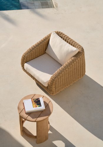 KAVE HOME Meria lenestol i syntetisk rotting med ben i FSC 100 % heltre akasie