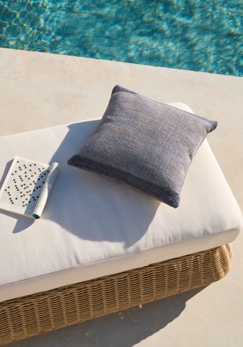 KAVE HOME Meria solseng i syntetisk rotting med ben i FSC 100 % heltre akasie