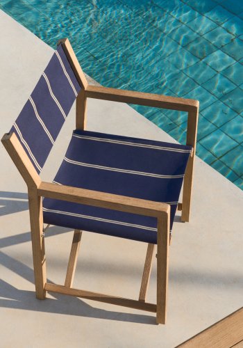 KAVE HOME Vilara bl og beige stripete utendrs klappstol laget av FSC 100 % heltre akasie