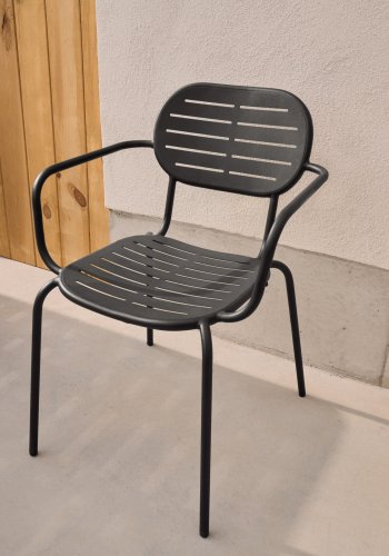 KAVE HOME Brai stabelbar utestol med armlener i mrkegrtt galvanisert stl