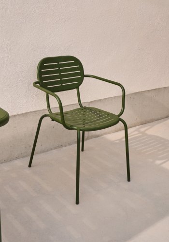 KAVE HOME Brai stabelbar utestol med armlener i grnt galvanisert stl