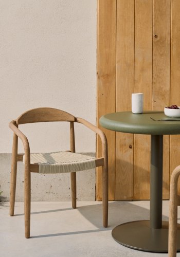 KAVE HOME Nina stabelbar stol laget av FSC 100 % heltre akasie og ecru tausnor