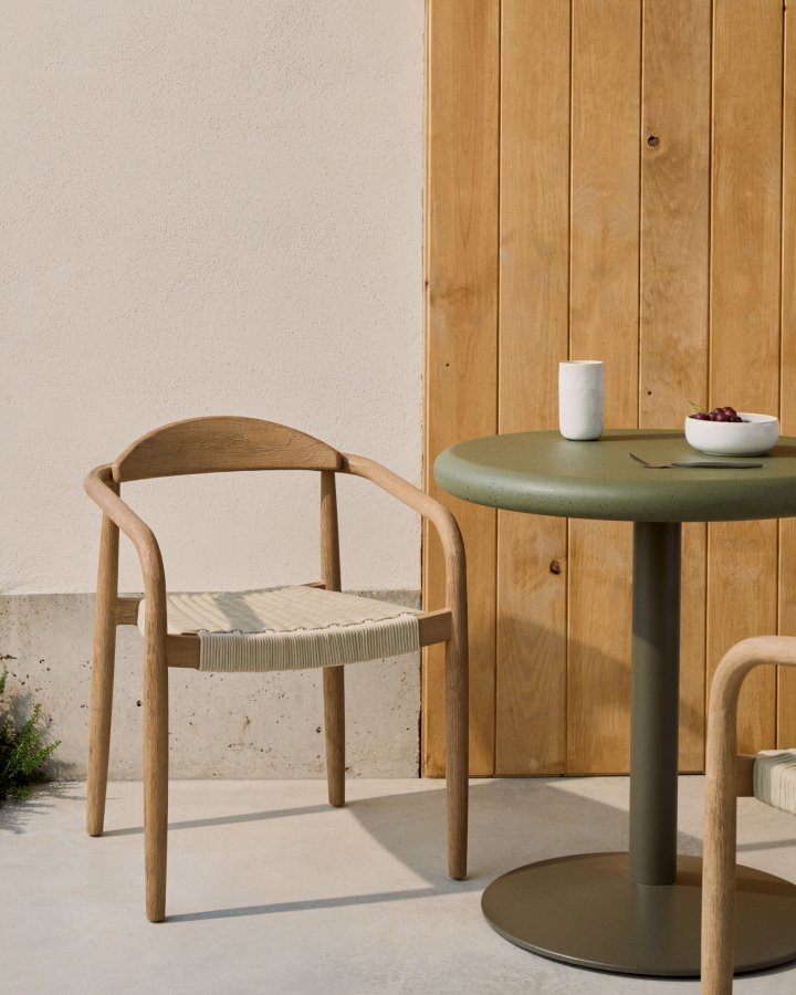 KAVE HOME Nina stabelbar stol laget av FSC 100 % heltre akasie og ecru tausnor