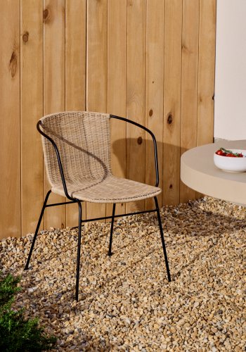 KAVE HOME Eltiera stabelbar stol i syntetisk rotting med svart st�lramme og armlener