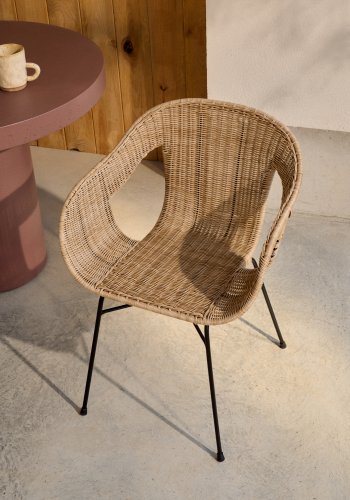 KAVE HOME Eltiera stabelbar stol i syntetisk rotting med svart stlkonstruksjon