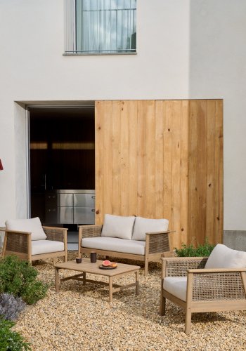 KAVE HOME Alabe-sett bestende av en 2-seters sofa, 2 lenestoler og et salongbord i FSC 100 % ac