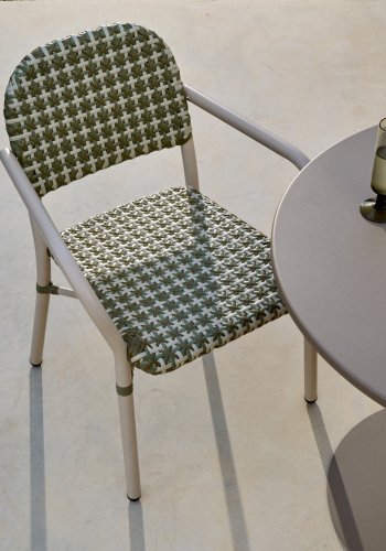 KAVE HOME Tuccia hagestol, med armlener - beige/grnn syntetisk rotting og beige aluminium