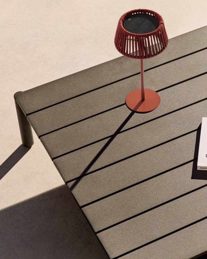 KAVE HOME Aldet utendrs solcelledrevet bordlampe i terrakottaledning