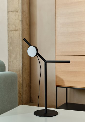 KAVE HOME Orey bordlampe i svart metall med spotlight i flere posisjoner