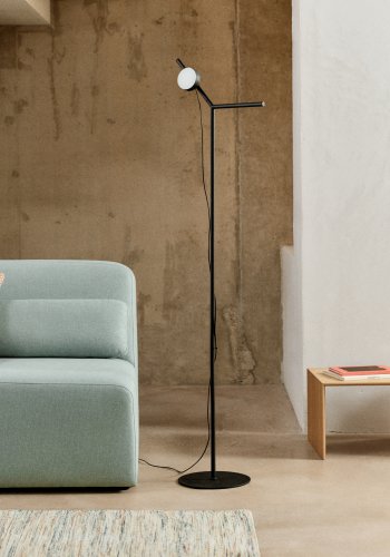 KAVE HOME Orey gulvlampe i svart metall med spotlight i flere posisjoner