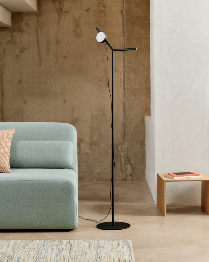 KAVE HOME Orey gulvlampe i svart metall med spotlight i flere posisjoner