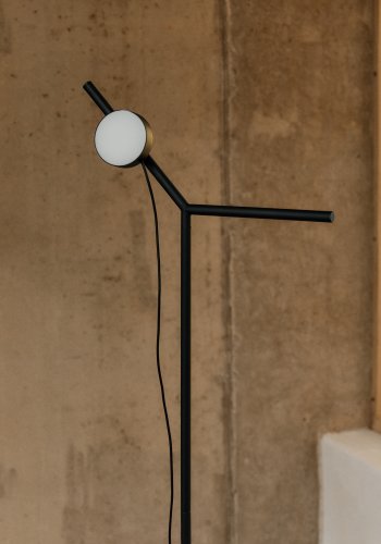 KAVE HOME Orey gulvlampe i svart metall med spotlight i flere posisjoner