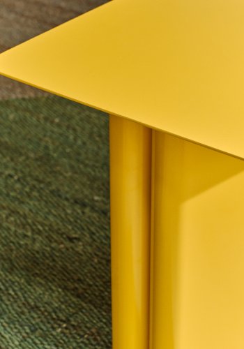 KAVE HOME Arvin gult jernbord 42 x 42 cm