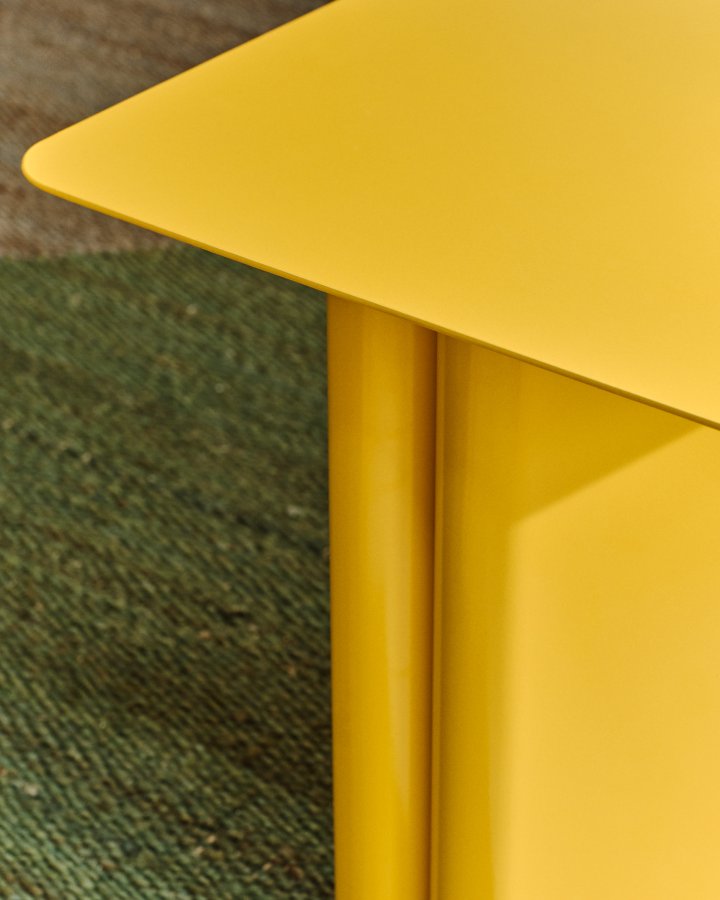 KAVE HOME Arvin gult jernbord 42 x 42 cm