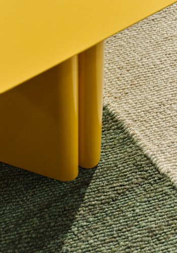 KAVE HOME Arvin gult jernbord 42 x 42 cm