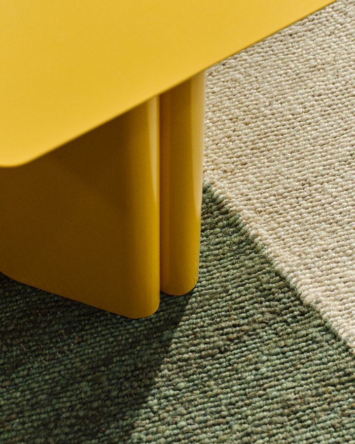 KAVE HOME Arvin gult jernbord 42 x 42 cm