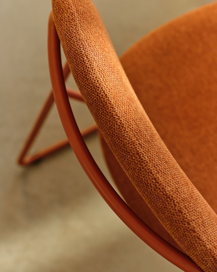 KAVE HOME Meli spisebordsstol, stabelbar - terrakotta chenille stof og terrakotta metal