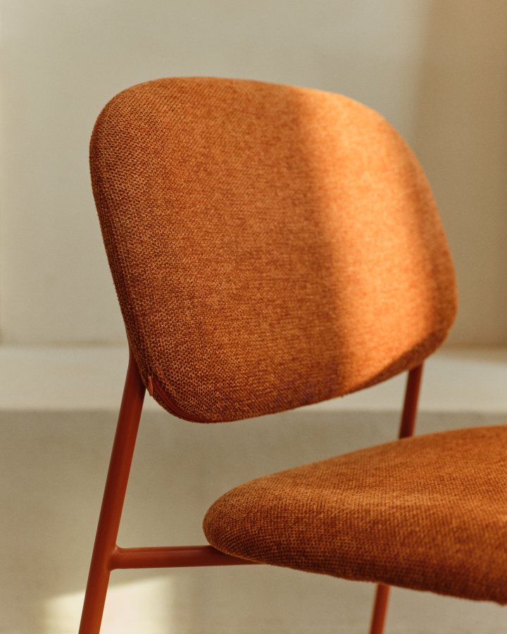 KAVE HOME Meli spisebordsstol, stabelbar - terrakotta chenille stof og terrakotta metal