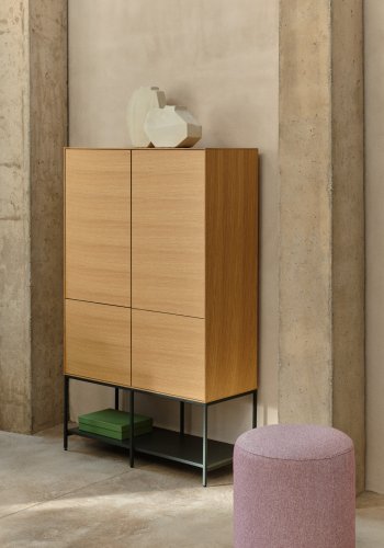 KAVE HOME Vedrana hy skjenk, m. 4 drer og 7 hyller - naturlig eikefiner og sort stl