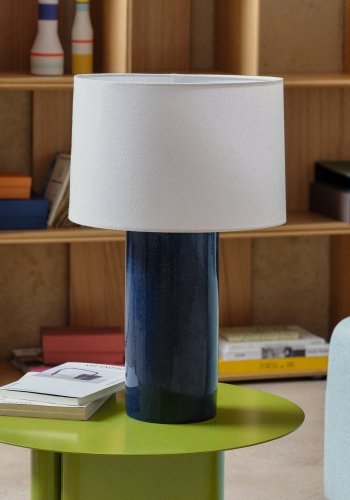 KAVE HOME Toneric keramisk bordlampe med bl overflate og bomull