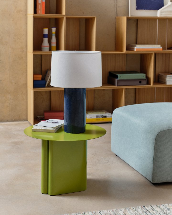 KAVE HOME Toneric keramisk bordlampe med bl overflate og bomull