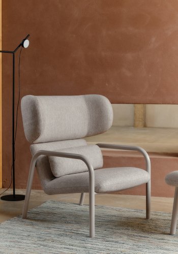 KAVE HOME Inari lenestol i beige og stl med beige malt overflate FSC Mix Credit