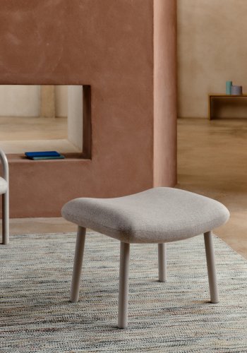 KAVE HOME Inari fotsttte i beige og stl med beige malt overflate 60 x 50 cm FSC Mix Credit