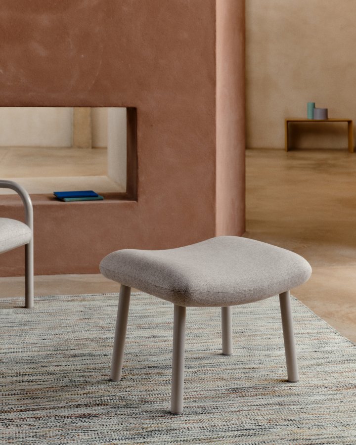 KAVE HOME Inari fotsttte i beige og stl med beige malt overflate 60 x 50 cm FSC Mix Credit