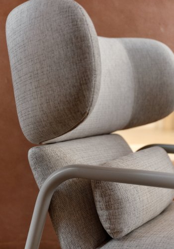 KAVE HOME Inari lenestol i beige og stl med beige malt overflate FSC Mix Credit