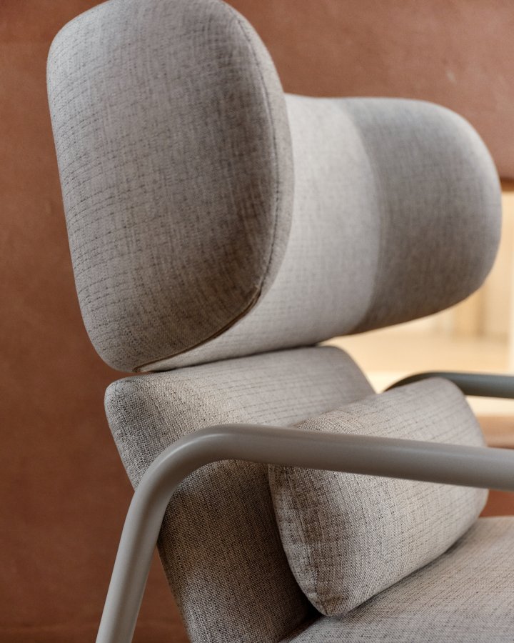 KAVE HOME Inari lenestol i beige og stl med beige malt overflate FSC Mix Credit