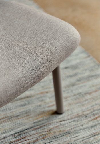KAVE HOME Inari fotsttte i beige og stl med beige malt overflate 60 x 50 cm FSC Mix Credit